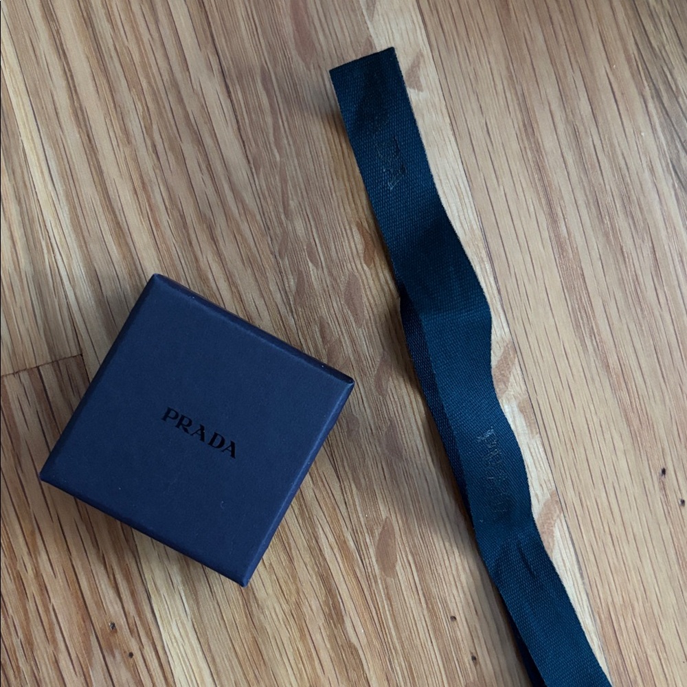 PRADA Initial P Leather Beaded Purse Clip.
Box and Ribbon included. Florence buy - Picture 5 of 6